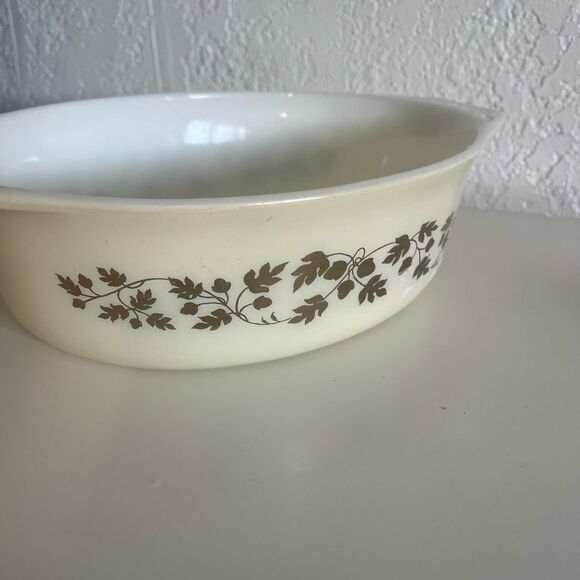 Vintage Original Pyrex golden acorn 1.5Q #043 no lid - Picture 4 of 11